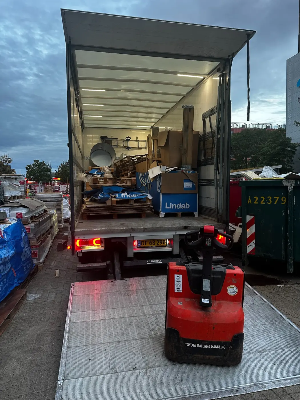 J&M Transports forvogn håndterer affald fra en byggeplads