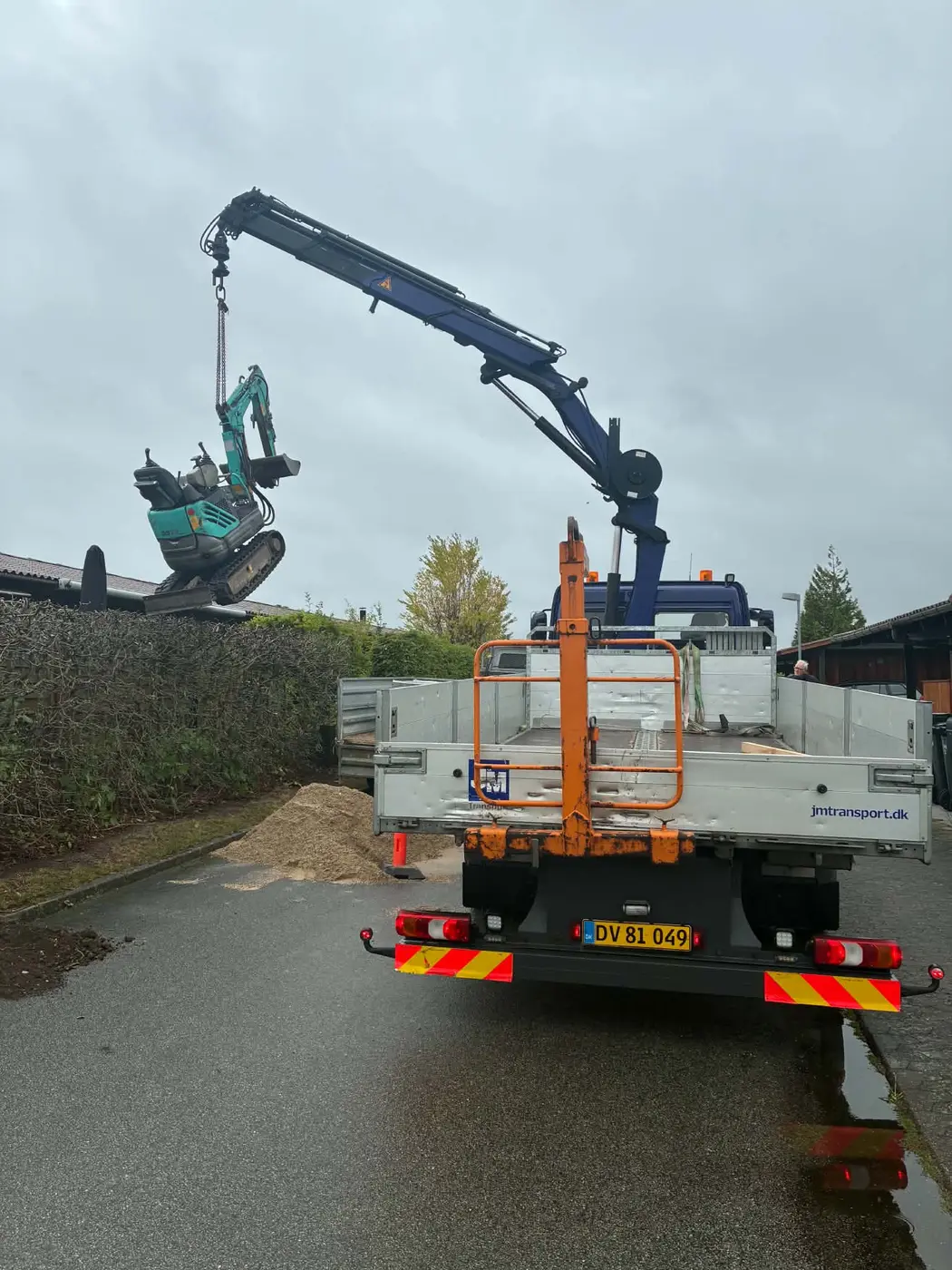 J&M Transports kranbil løfter en minigraver
