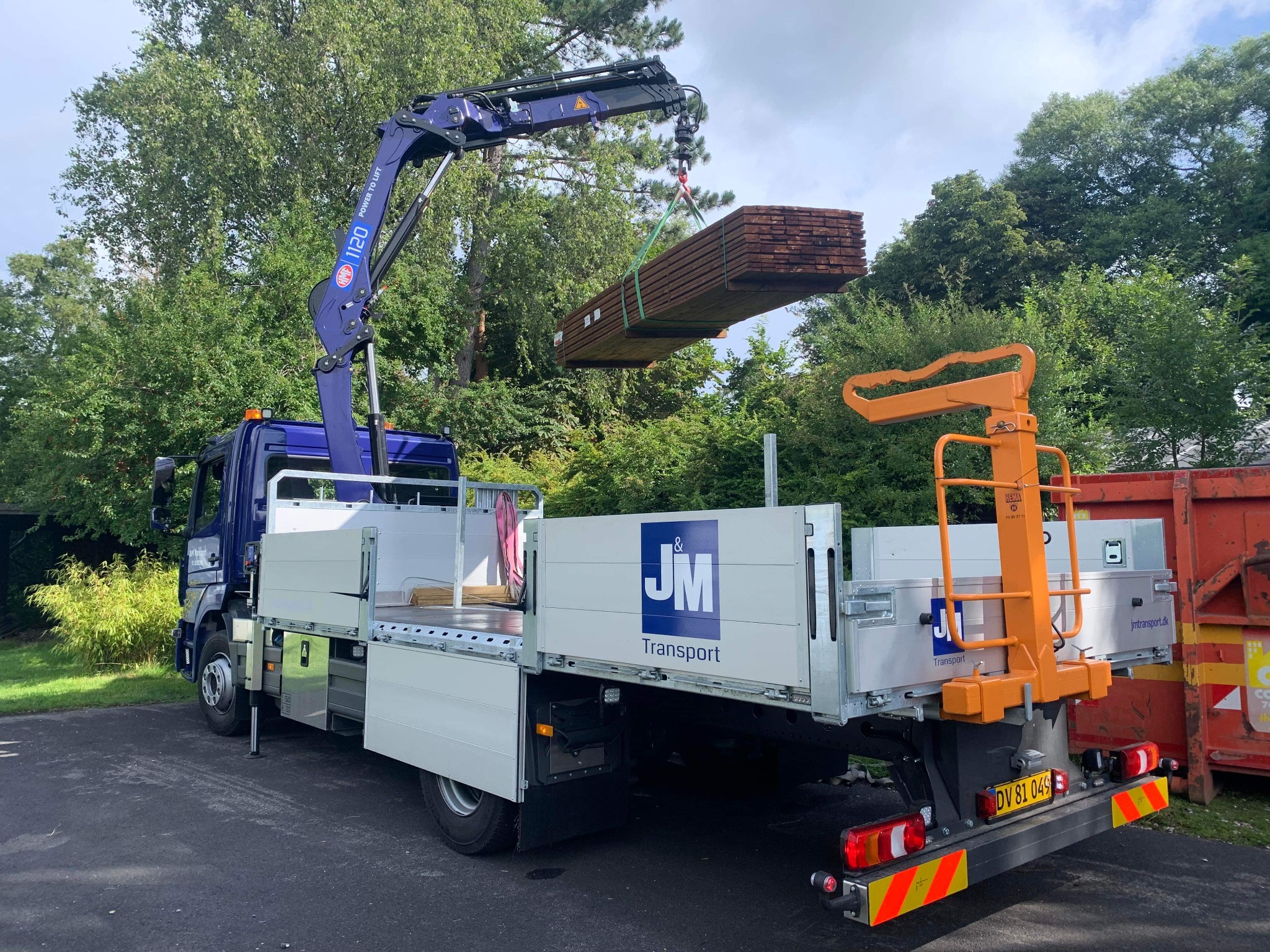 J&M Transports kranbil i arbejde